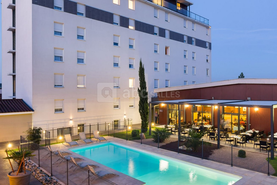 Piscine et terrasse