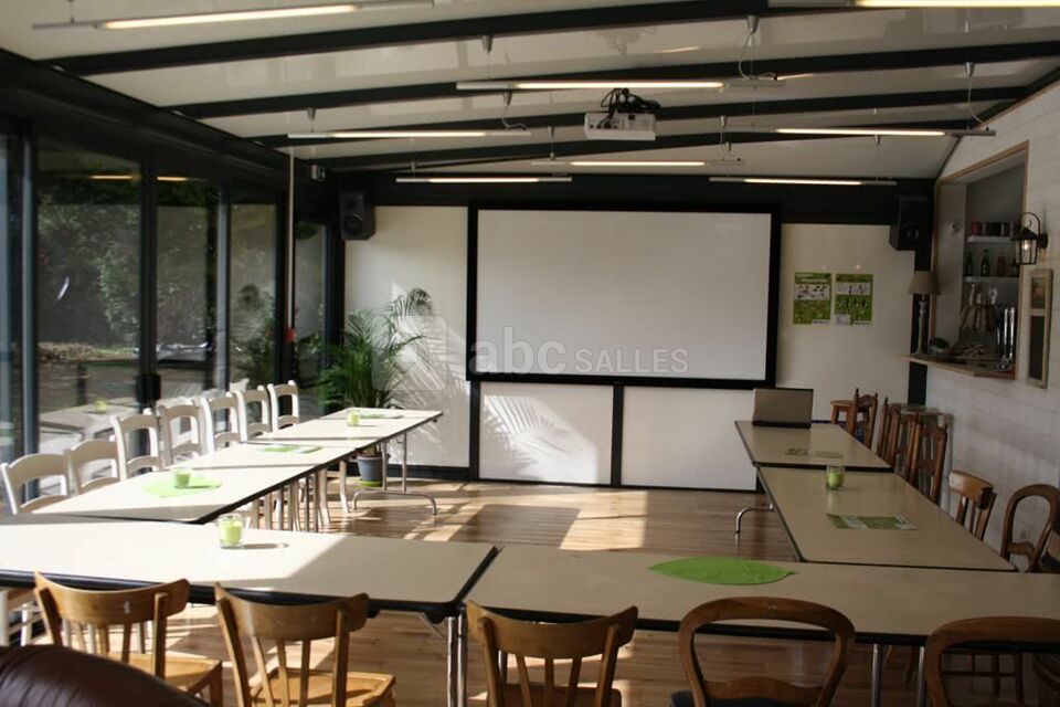 Petite salle en configuration réunion 30 pers. grand écran, sono, ..