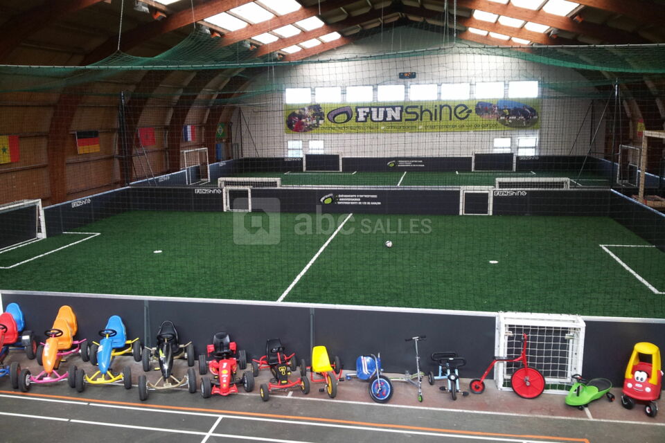 2 terrains de foot en salle