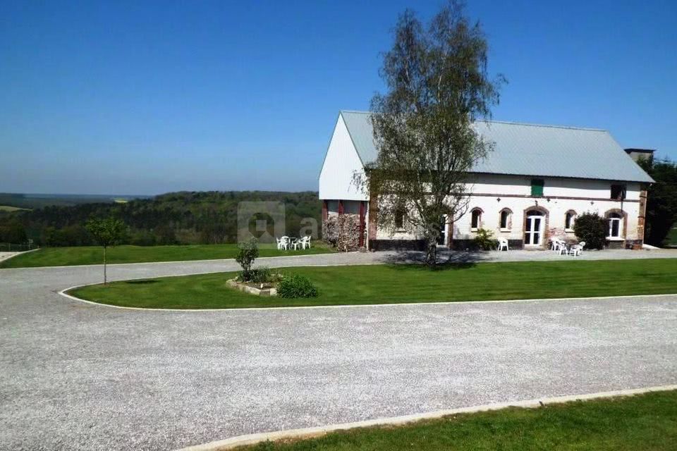 Salle au milieu de la campagne