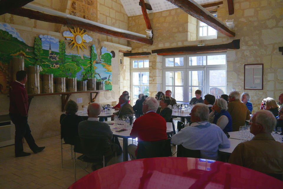 Présentation de la formation du terroir de l'AOC lors d'une initiation à la dégustation