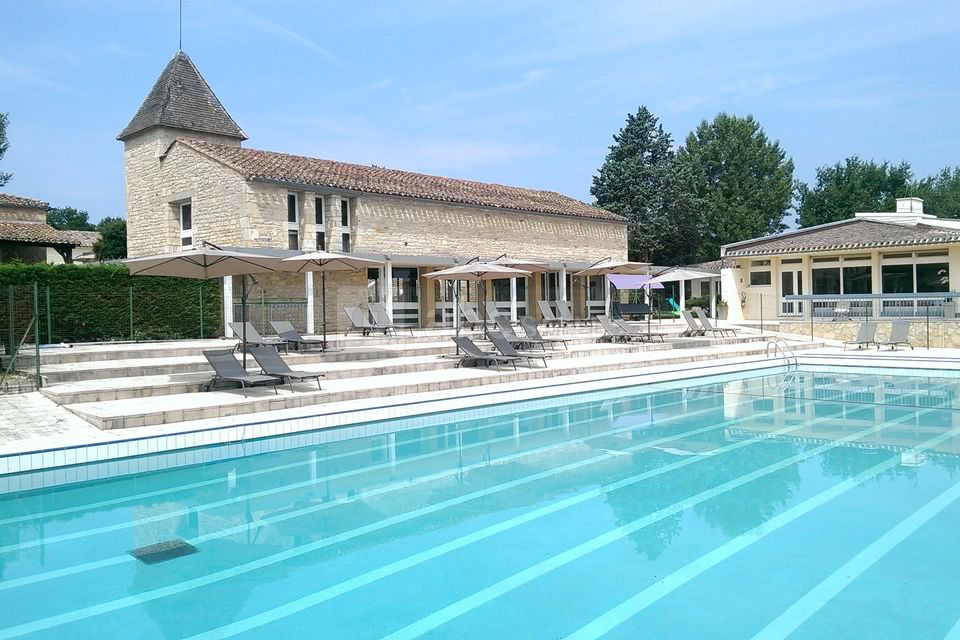 Salle polyvalente et restaurant avec piscine