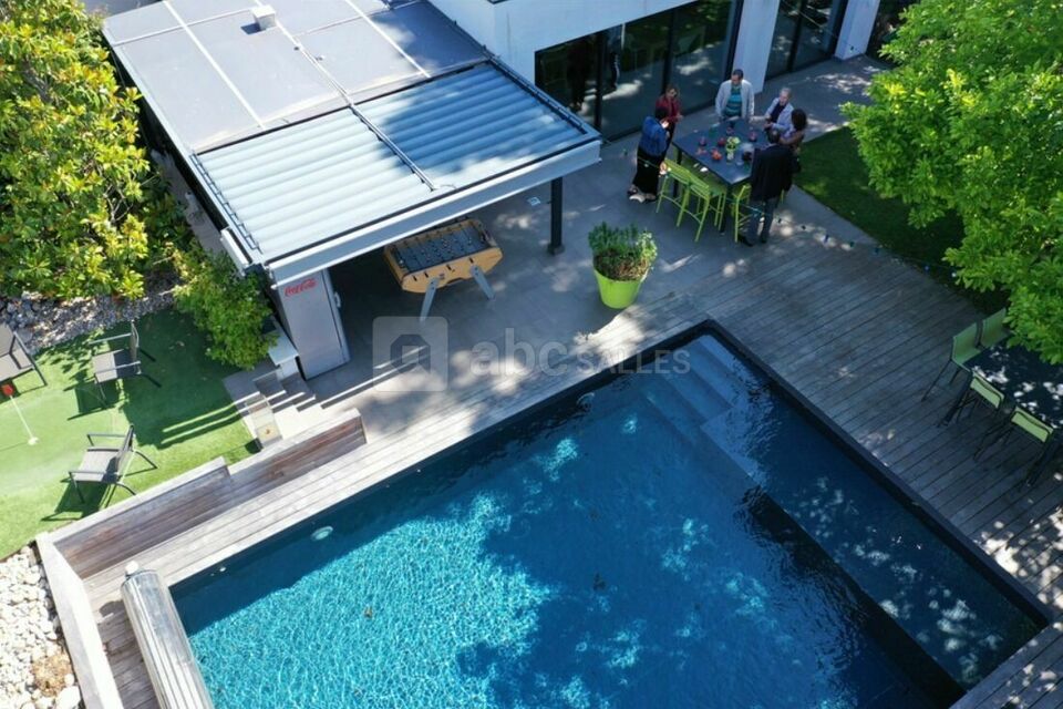 Pavillon au bord de la piscine