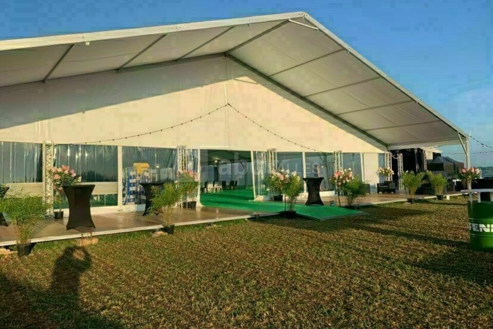 Barnum 500 personnes pour entreprise sur parquet tables chaises office traiteur sanitaires