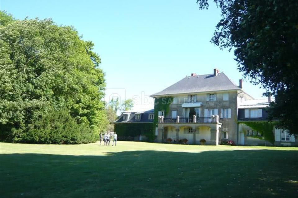 Pelouse devant le lac