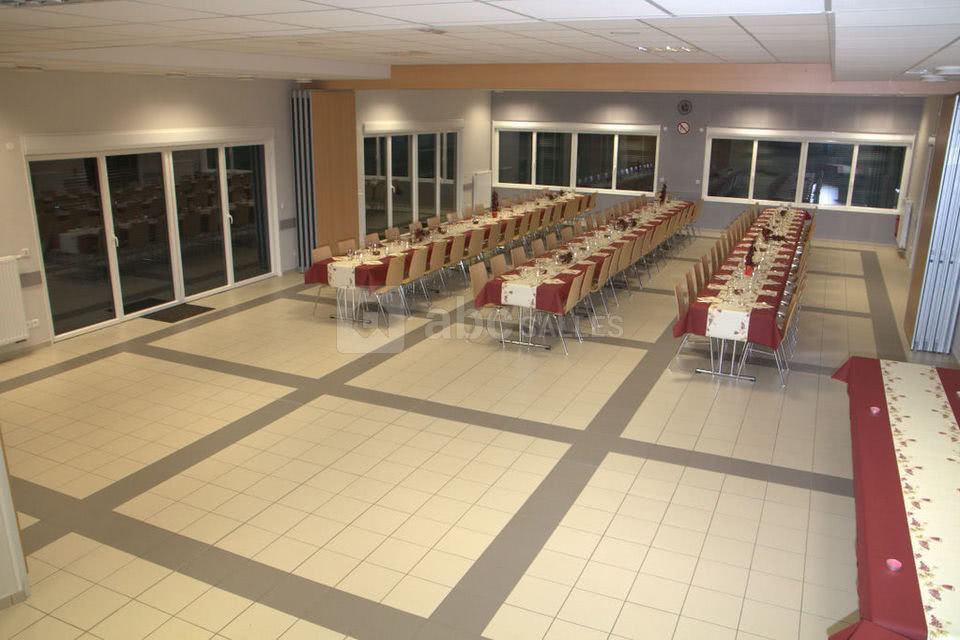 Espace loisirs devant les tables