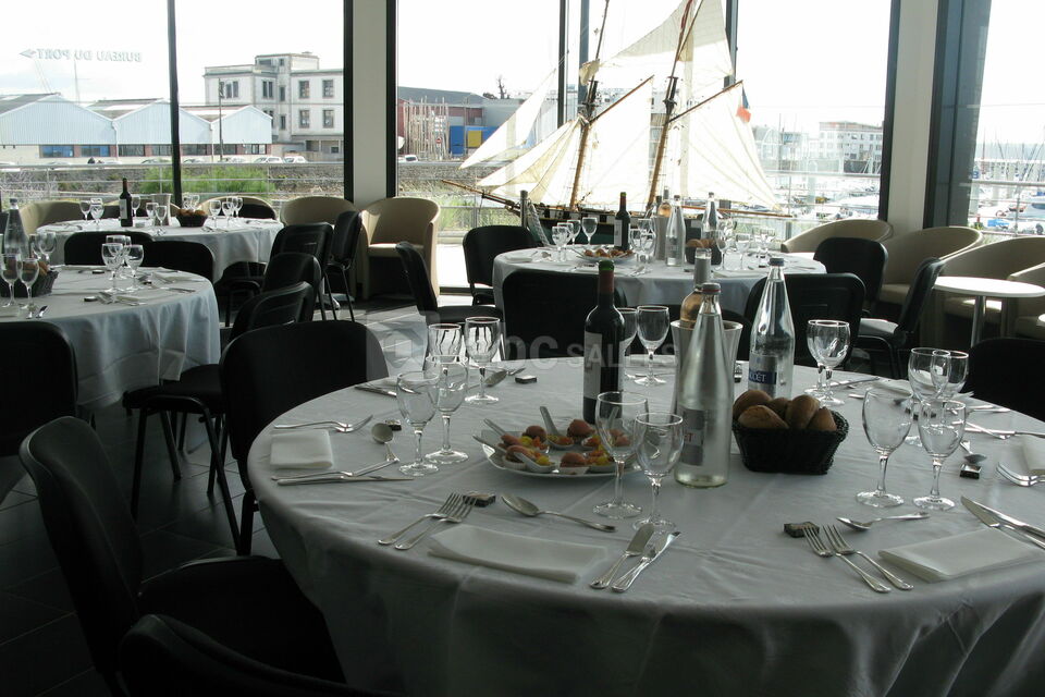 Marina du Château, Brest (29) - vue intérieure - configuration déjeuner assis (Club House)