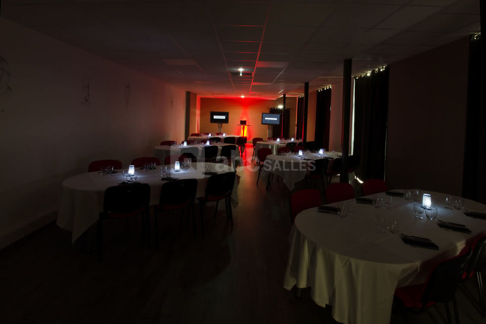 Salle de restauration 120 m2 : Jusqu'à 80 personnes en table ovale