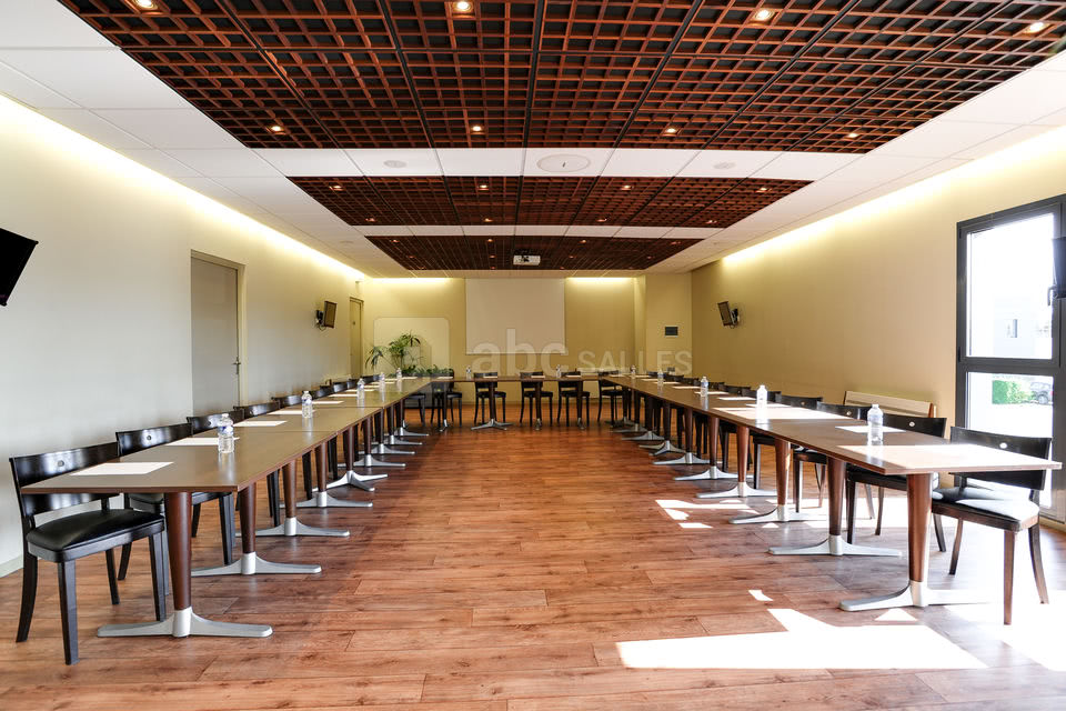 Salle de réunion avec projecteur
