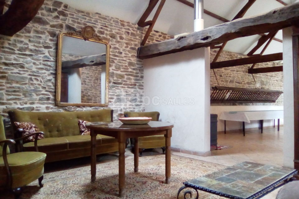 Salon de la salle de réception avec toilettes et vestiaire