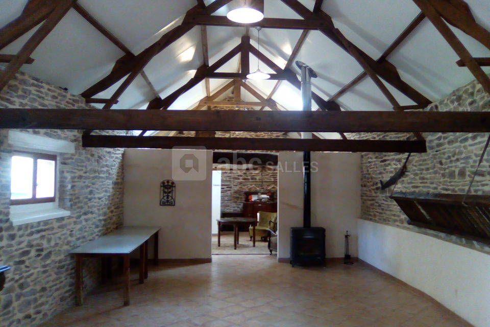 Intérieur de la salle de réception avec chauffage par deux pôele à bois