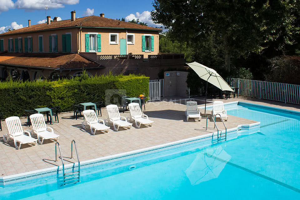 Piscine et hôtel