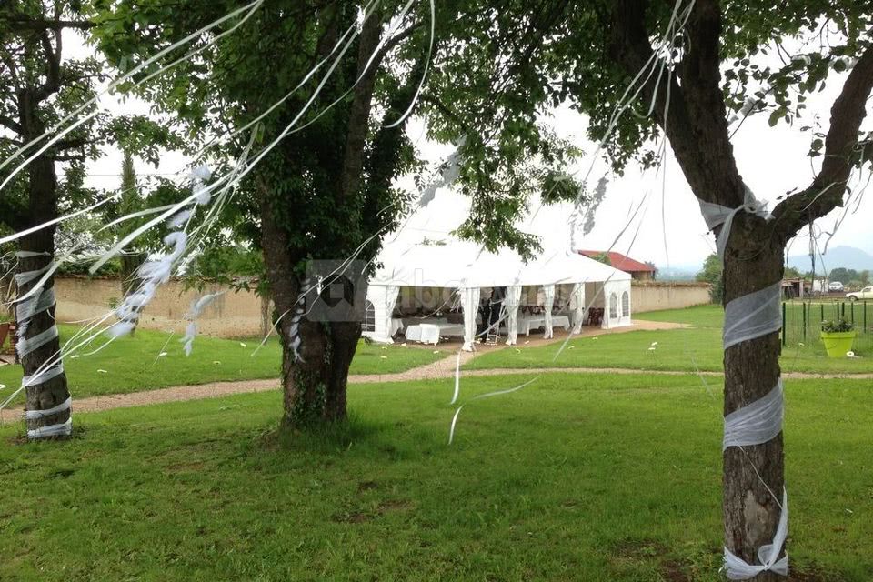 Repas de mariage en extérieur avec chapiteau
