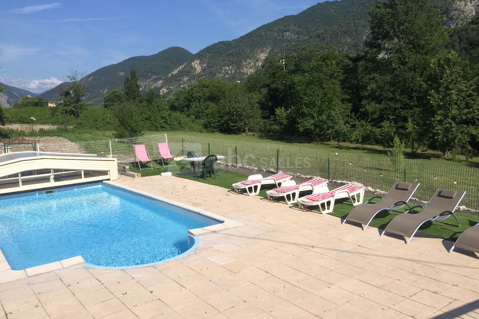 Piscine chauffée à l'avant de la maison