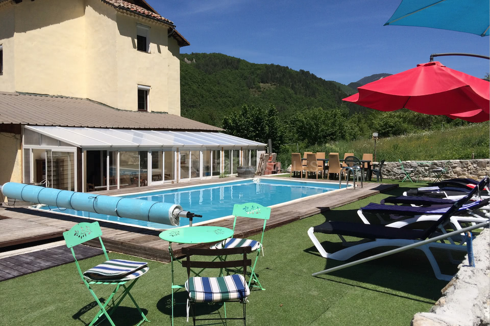 Piscine à l'arrière de la maison