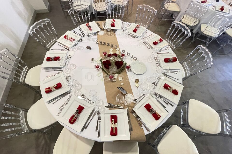 Table 12 personnes 180 cms de diamètre Chaises Napoléon III cristal