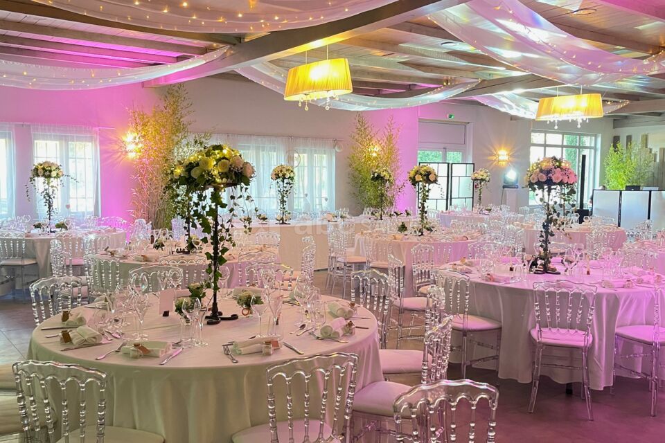 Salle de mariage avec tentures illuminées