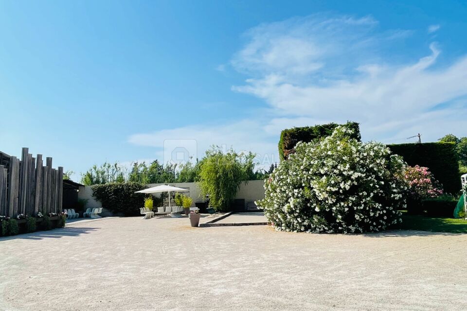 Parc extérieur avec espaces fleuris