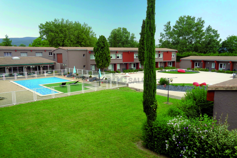Piscine et jardin
