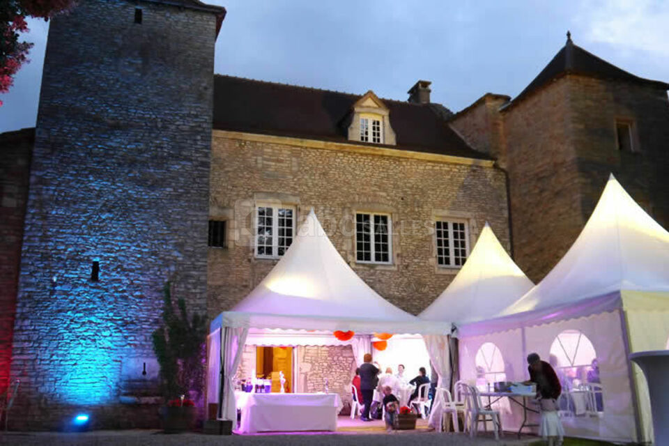Barnum dans le jardin à la tombée de la nuit