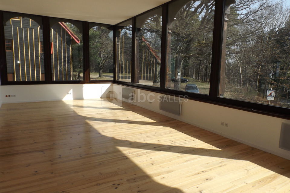Salle avec baies vitrées
