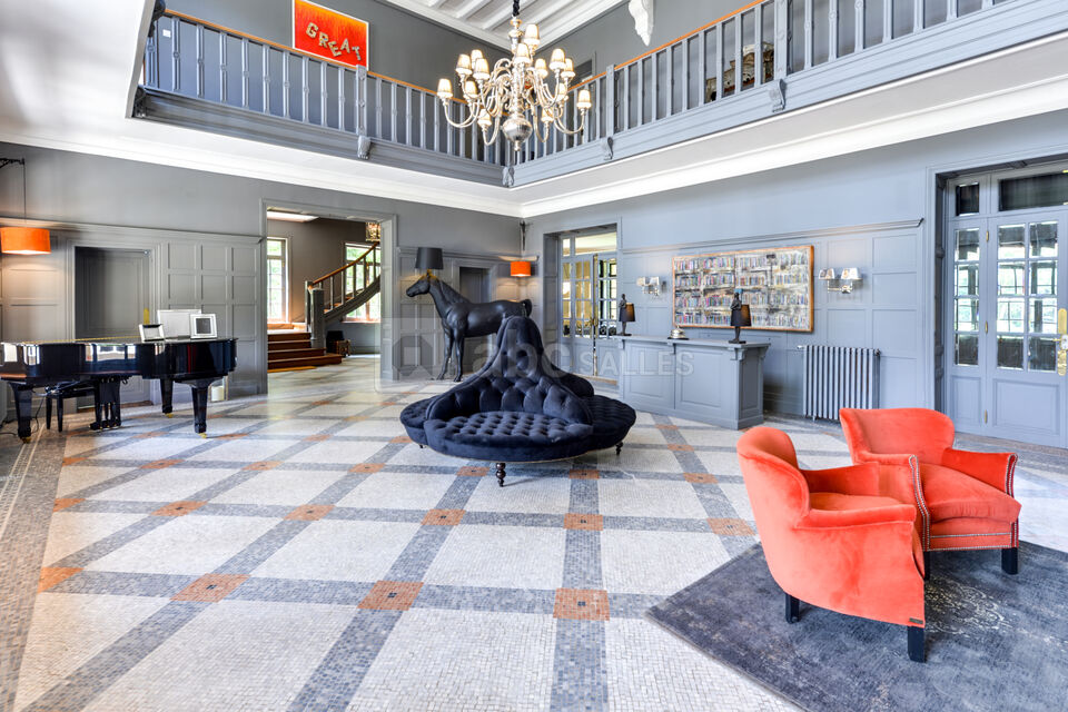 Hall mezzanine