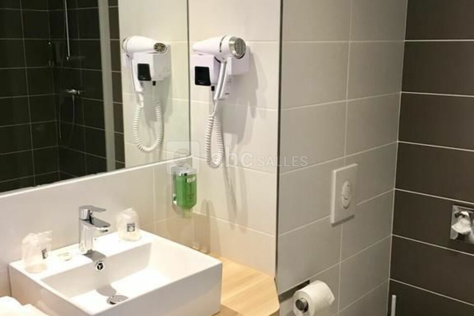 Salle de bain du Brit Hotel Martigues