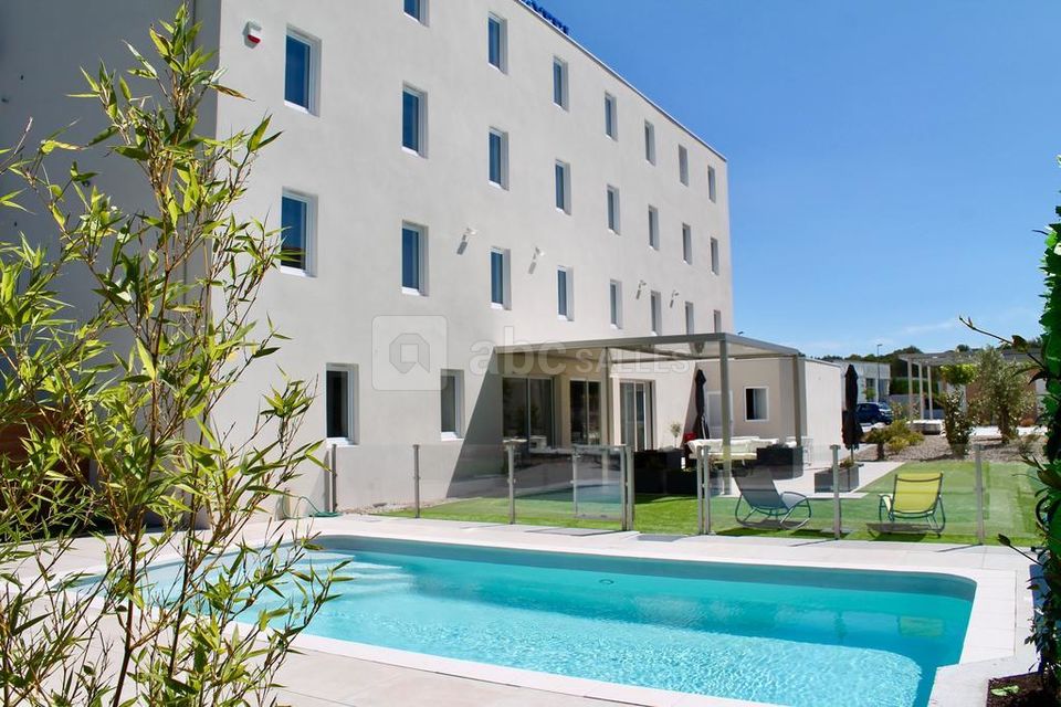 Extérieur et piscine du Brit Hotel Martigues