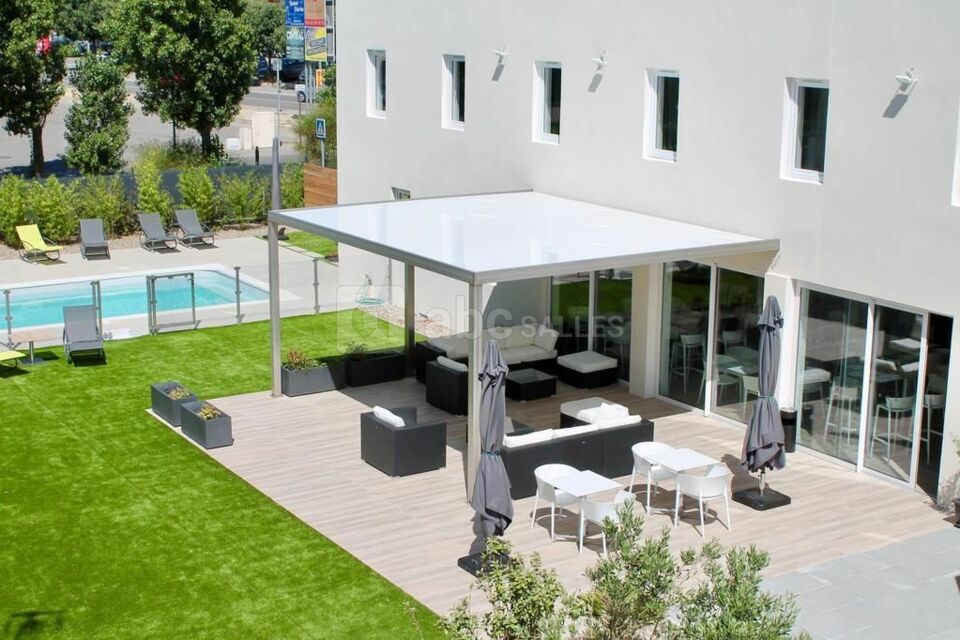 Terrasse et piscine du Brit Hotel Martigues