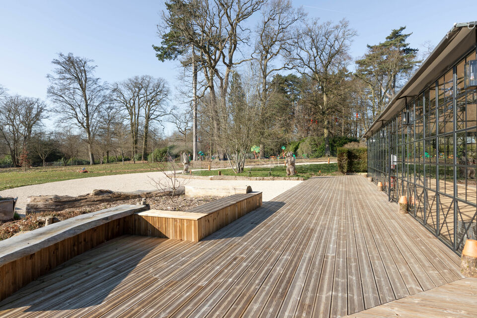 Terrasse de L'Orangerie du Château de Thoiry
