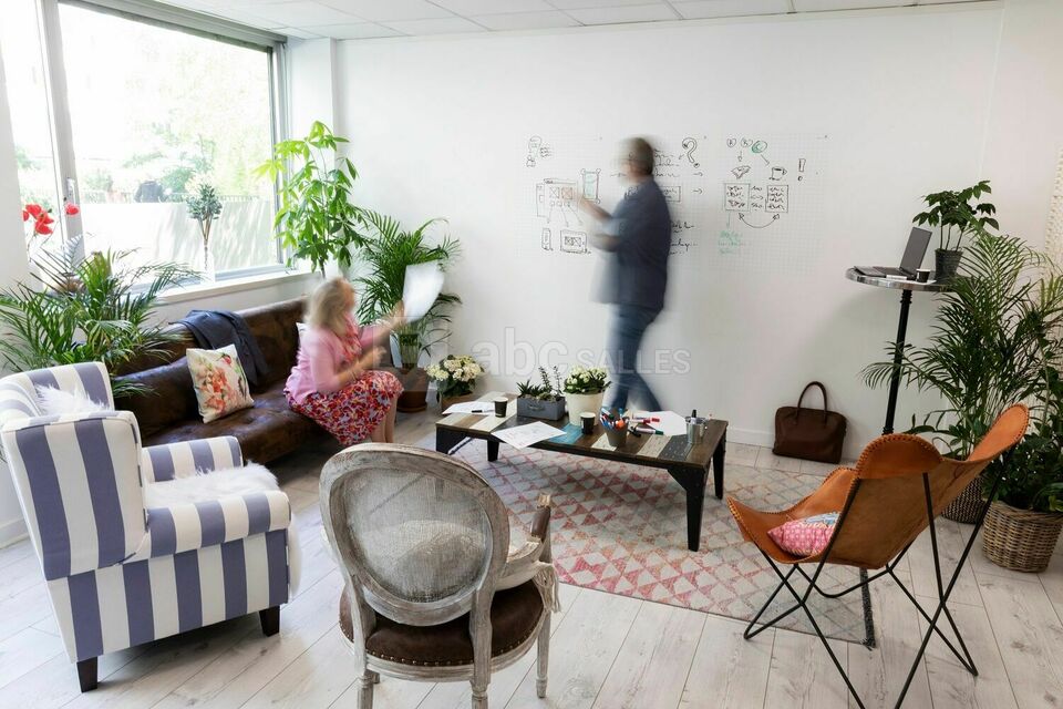 Salle 9 en disposition workshop/salon avec vue sur jardin et plantes