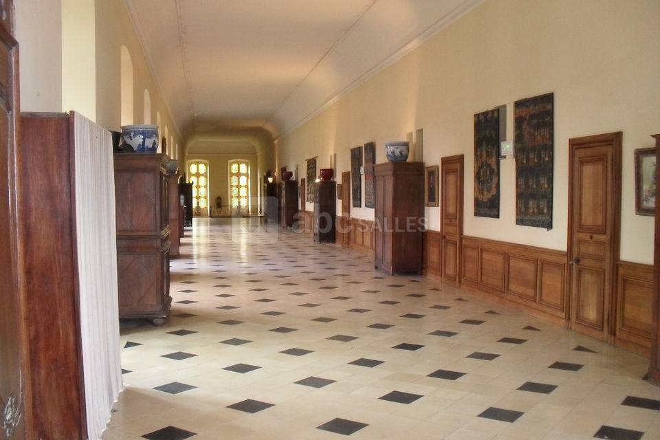 Galerie, 300 couverts.