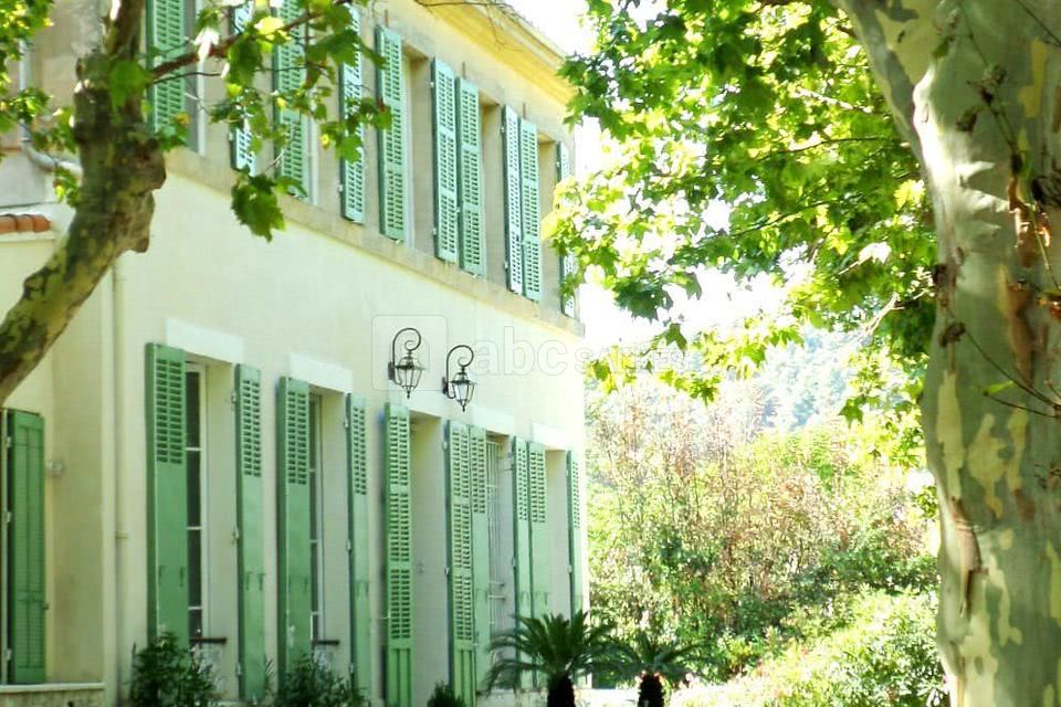 Bastide etoile allée de platanes