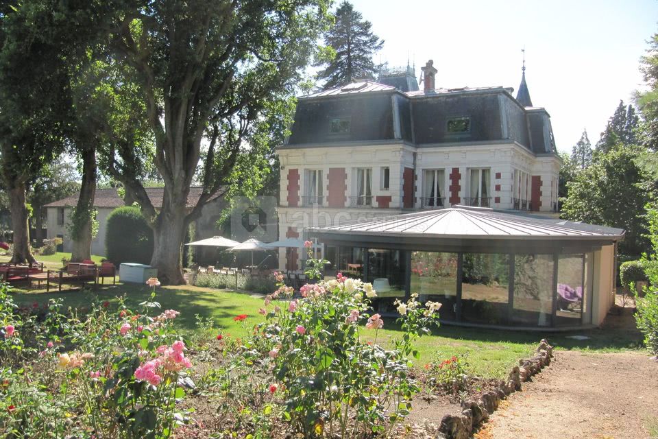 Vue de la villa, façade jardin.