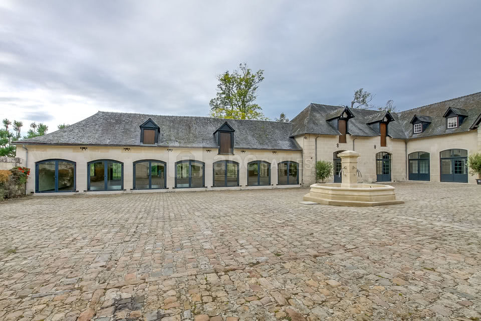 Terrasse côté cour pavée et fontaine