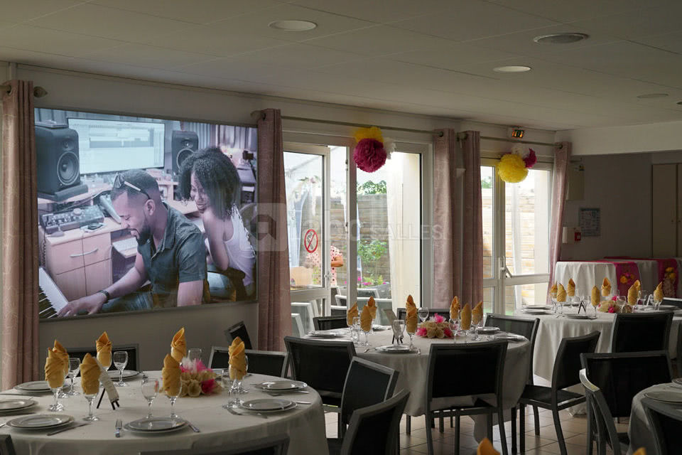 Salle de réception avec projecteur