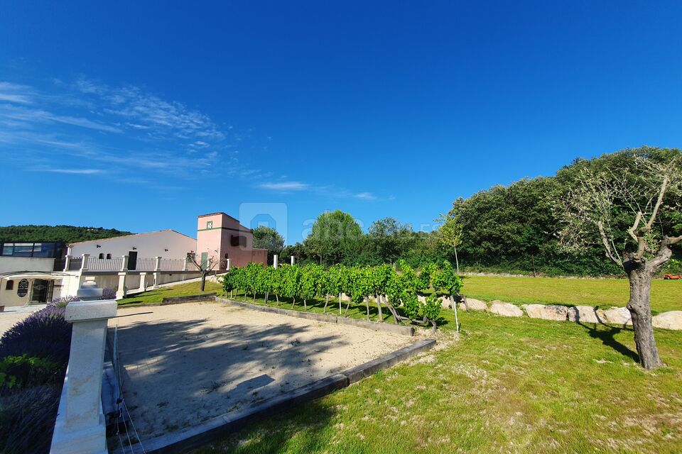 Extérieur de la salle jardin