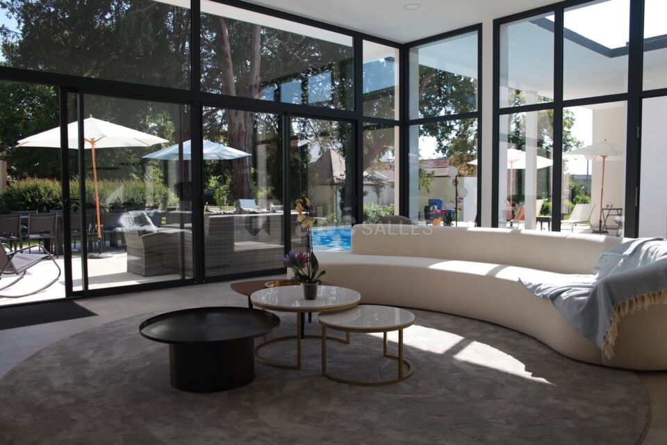 Salon avec TV connectée