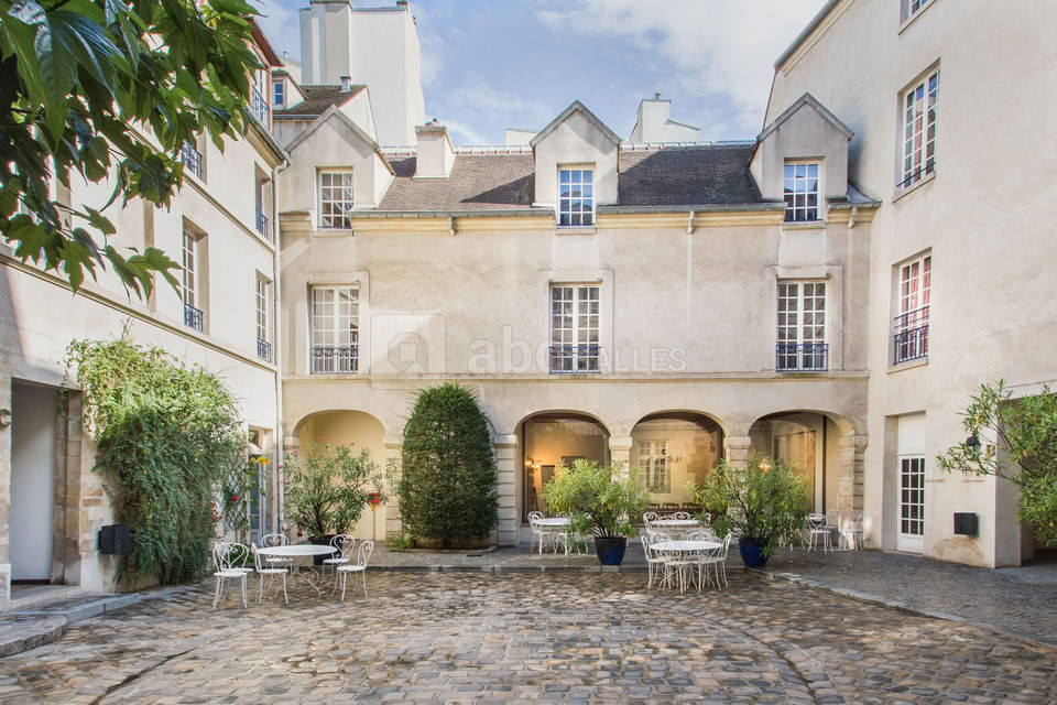 Cour d’accueil de l’auberge de jeunesse MIJE Fourcy