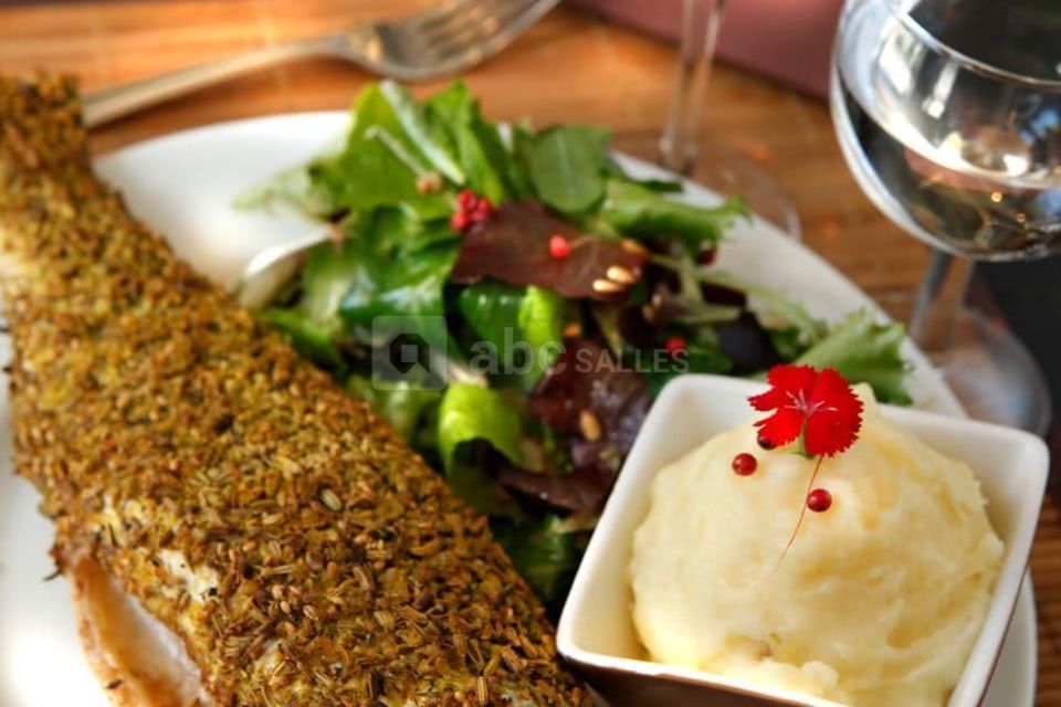Loup en croute d'épices restaurant au petit gari