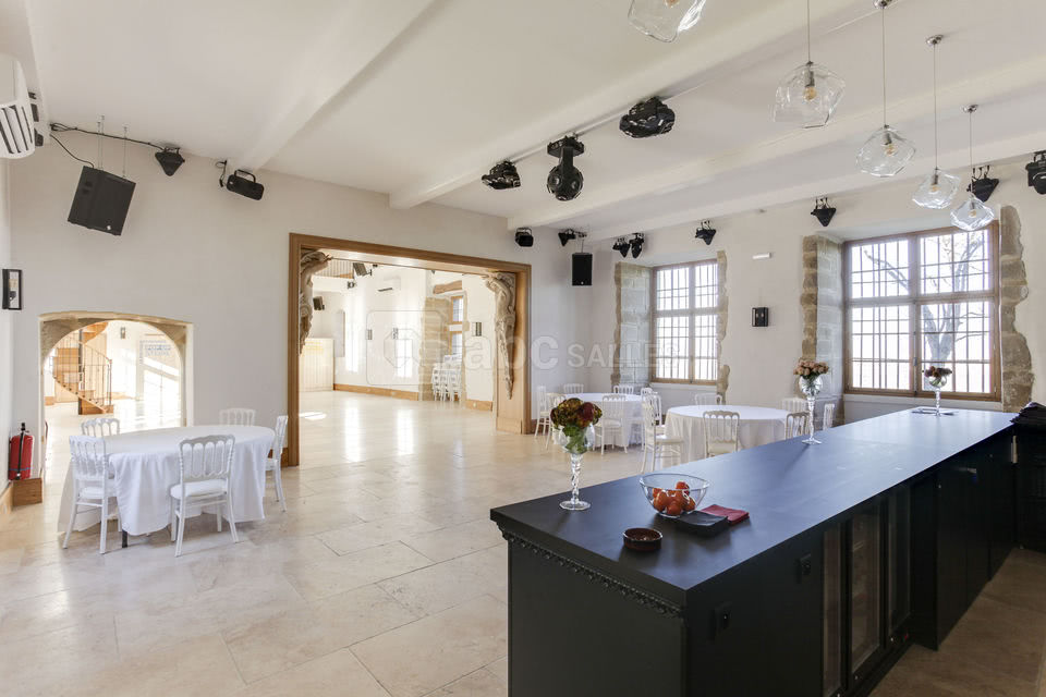 Salle de réception et bar