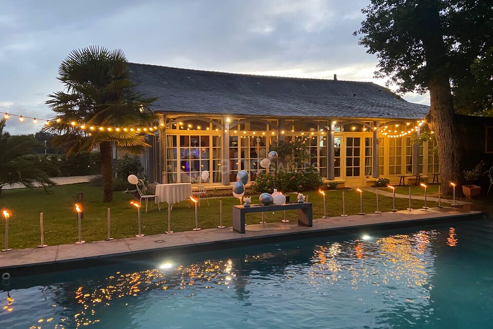Piscine et jardin de la Villa de la Haute Forêt lors d'un anniversaire