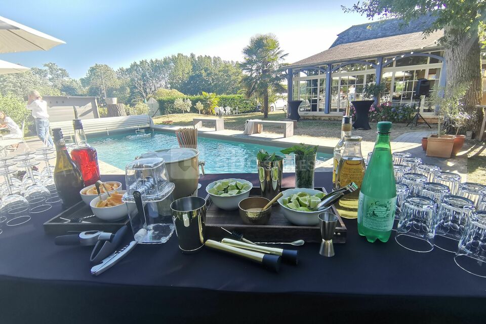 Atelier mojito pour une soirée cocktail d'entreprise au bord de la piscine, à 15 minutes de Rennes en voiture