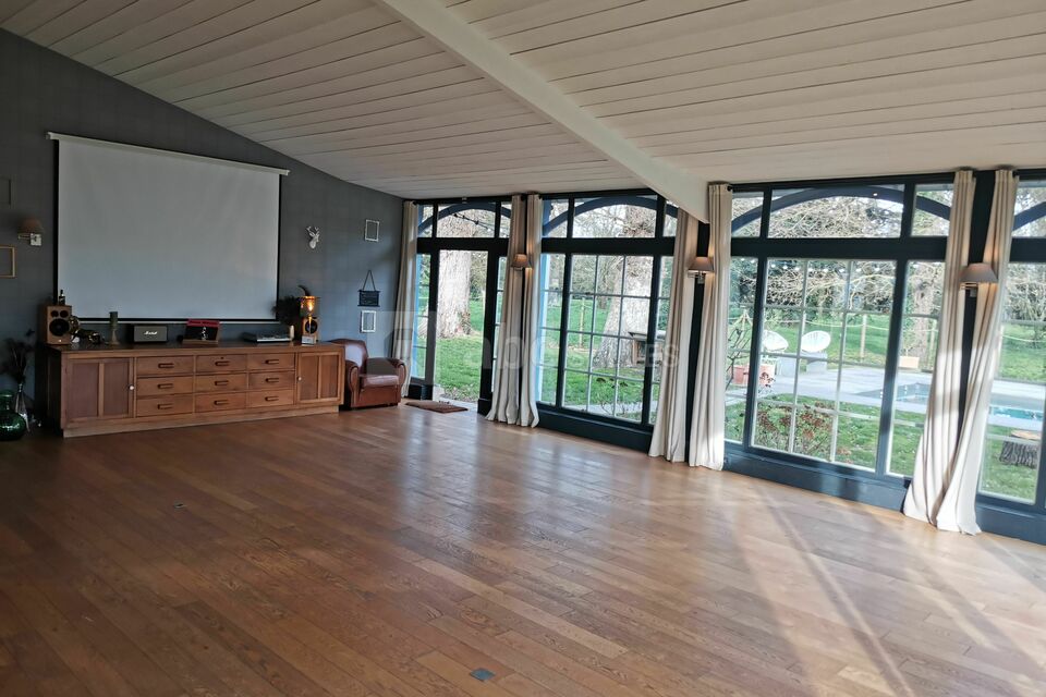 Une jolie salle pour vos séminaires, réunions professionnelles, journées d'études, avec une lumière traversante et une jolie vue sur le jardin et la piscine, dans un cadre somptueux