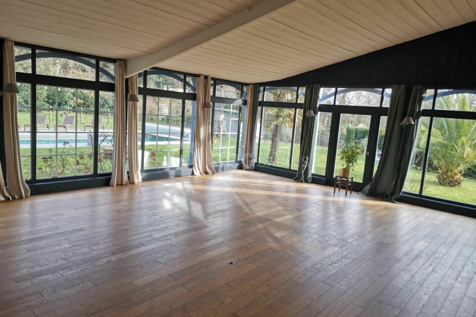 Les grandes baies vitrées de la Villa de la Haute Forêt vous offriront une lumière naturelle et une jolie vue sur le jardin et la piscine tout au long de votre événement