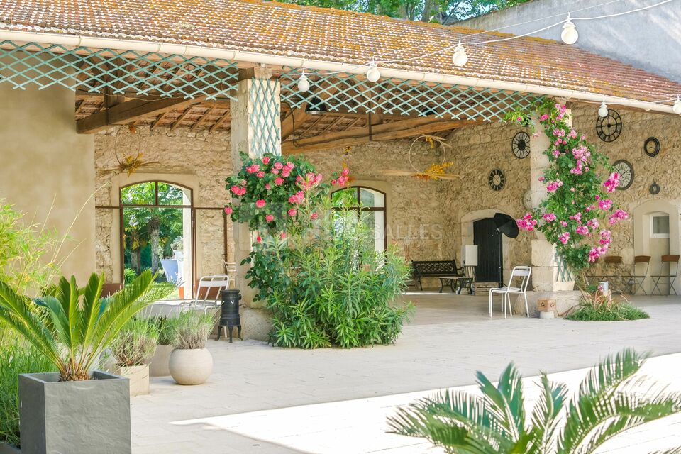 La terrasse et le préau pour le vin d'honneur ou le repas