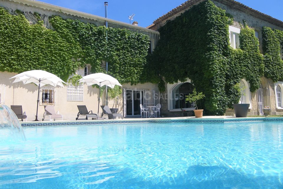 La piscine avec surveillant de baignade ou sécurisée