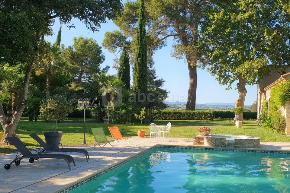 La piscine et le parc