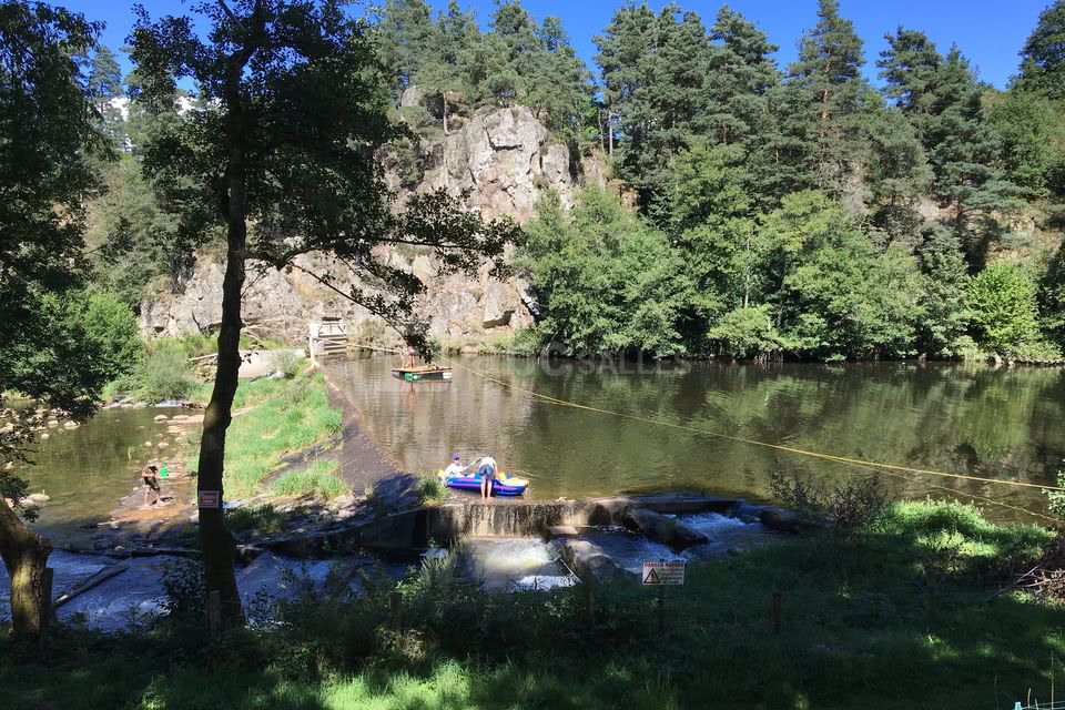 Rivière autour du camping.