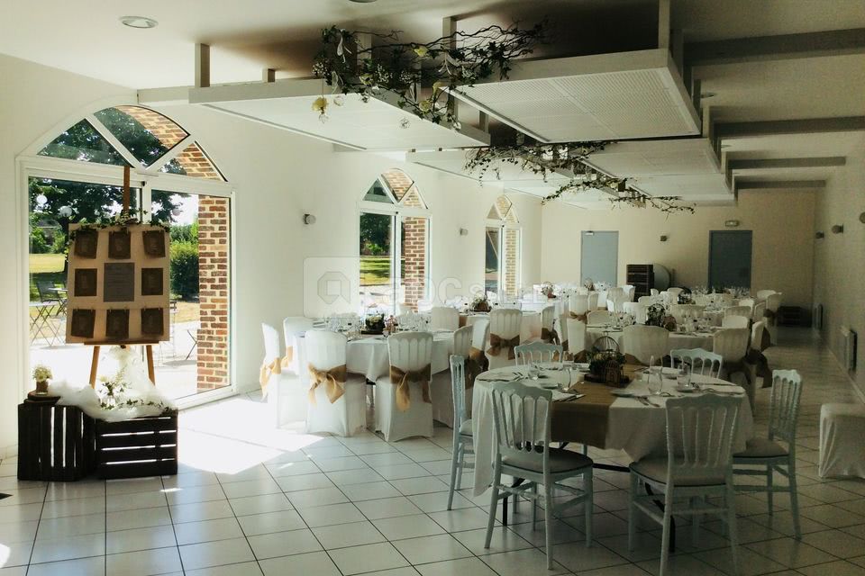 Salle réception décorée pour un mariage
